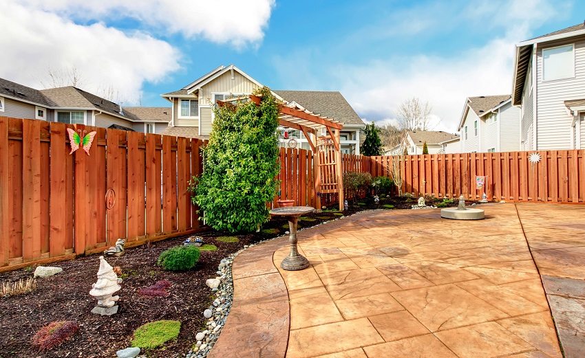 Et stabilt skakbræt hegnet lukker perfekt haven fra den ydre travlhed Et stabilt skakbræt hegnet lukker perfekt haven fra den ydre travlhed