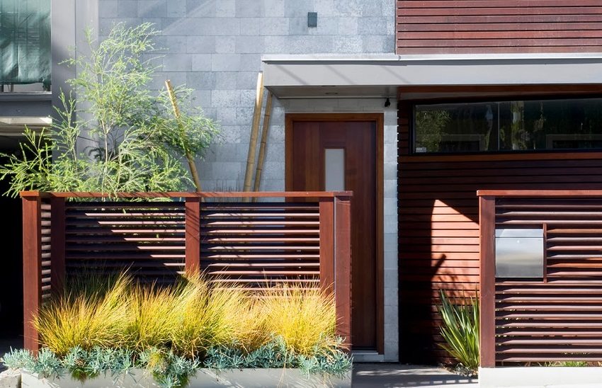 En hegn-type jalousie er en plade placeret vandret i en svag vinkel En hegn-type jalousie er en plade placeret vandret i en svag vinkel