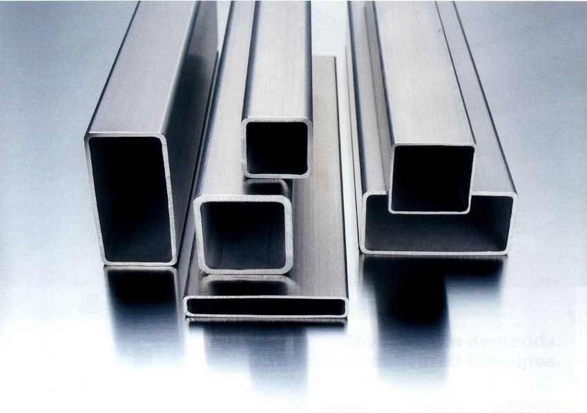 Để lắp đặt cấu hình kim loại, một ống định hình được sử dụng làm trụ, chủ yếu có mặt cắt hình vuông Để lắp đặt cấu hình kim loại, một ống định hình được sử dụng làm trụ, chủ yếu có mặt cắt hình vuông