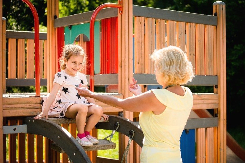 เครื่องเล่นสำหรับเด็กทำจากไม้พร้อมสไลด์ติดตั้งในสวน เครื่องเล่นสำหรับเด็กทำจากไม้พร้อมสไลด์ติดตั้งในสวน