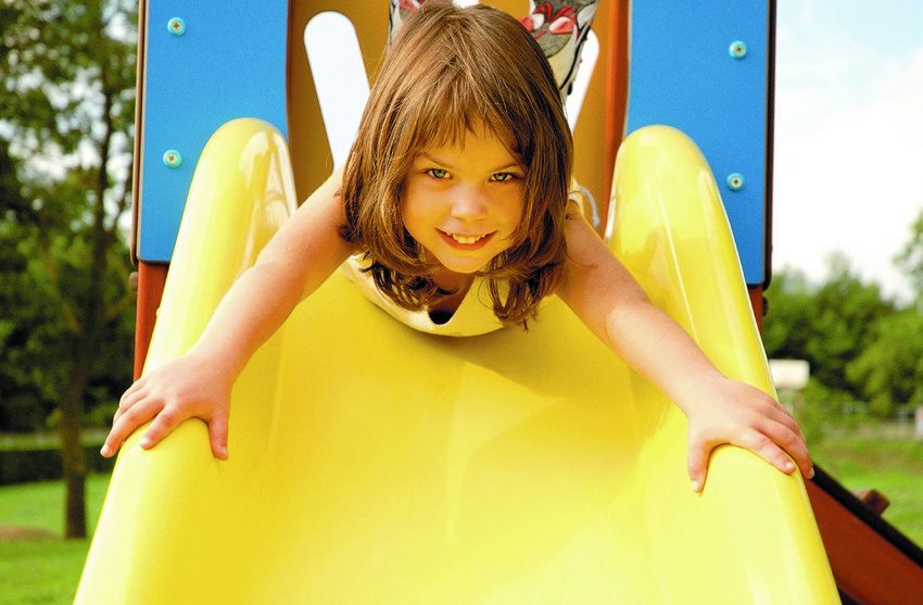 ลาดพลาสติกเรียบสนิทและไม่ร้อนเกินไปในแสงแดด ลาดพลาสติกเรียบสนิทและไม่ร้อนเกินไปในแสงแดด