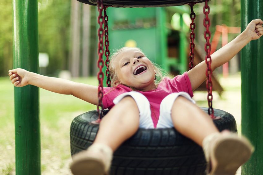 ยางรถยนต์เก่าเป็นวัสดุที่ดีในการสร้างสิ่งของสำหรับสนามเด็กเล่น ยางรถยนต์เก่าเป็นวัสดุที่ดีในการสร้างสิ่งของสำหรับสนามเด็กเล่น