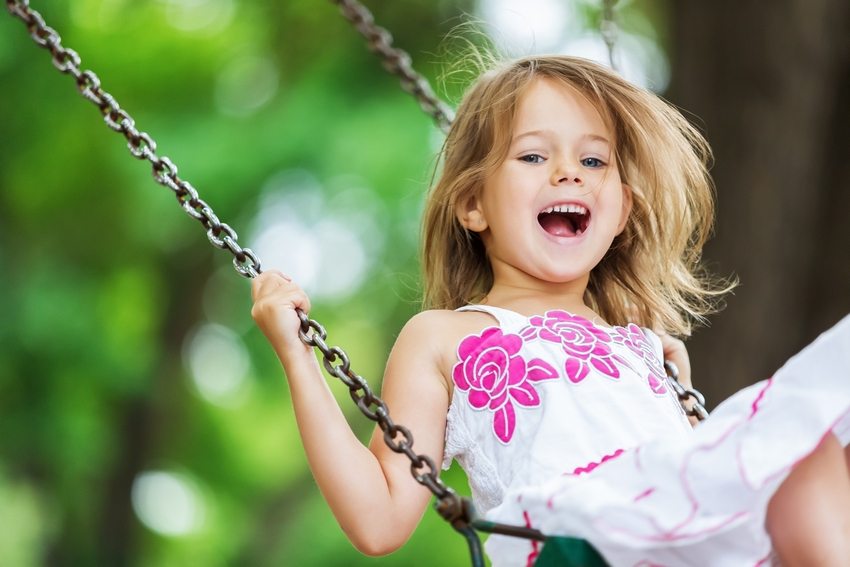 วงสวิงของเด็กห้อยลงมาจากกิ่งไม้บนโซ่ วงสวิงของเด็กห้อยลงมาจากกิ่งไม้บนโซ่