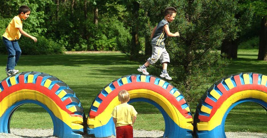 อุปสรรคที่ทำจากยางรถยนต์ที่มีเครื่องประดับที่สดใส อุปสรรคที่ทำจากยางรถยนต์ที่มีเครื่องประดับที่สดใส