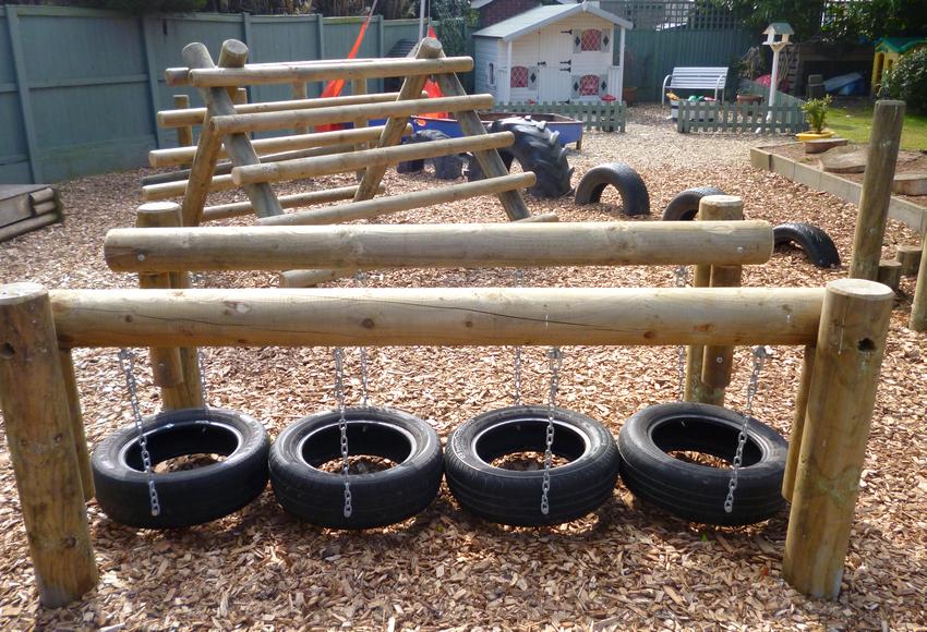 สนามเด็กเล่นที่ทำจากท่อนไม้และยางรถยนต์เก่า สนามเด็กเล่นที่ทำจากท่อนไม้และยางรถยนต์เก่า