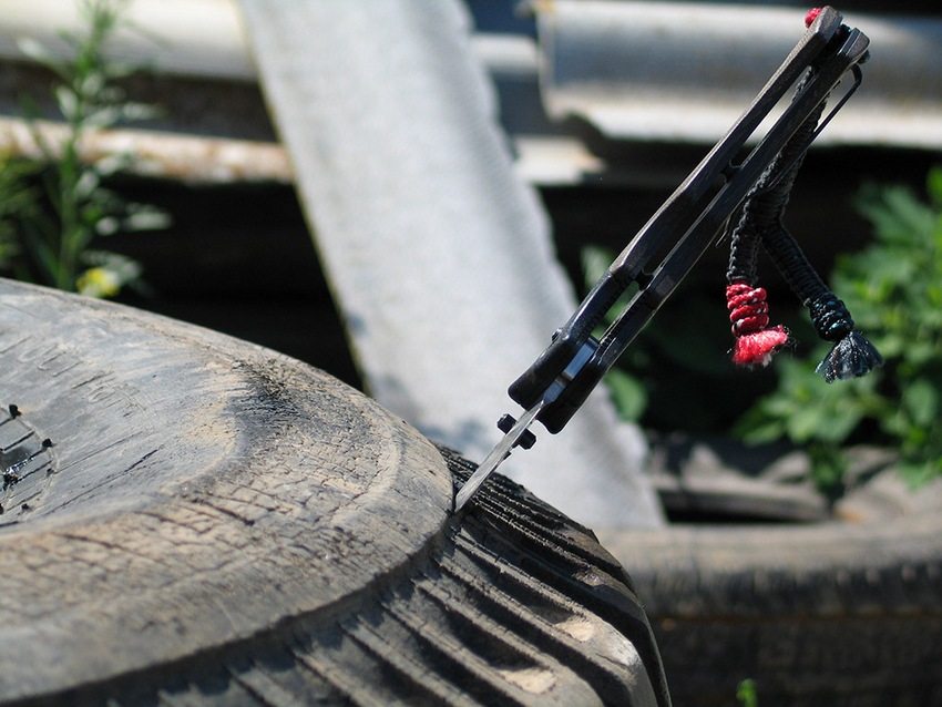 ยางรถยนต์มือสองนั้นง่ายต่อการจัดการ - ตัดได้อย่างสมบูรณ์แบบด้วยมีดคม ยางรถยนต์มือสองนั้นง่ายต่อการจัดการ - ตัดได้อย่างสมบูรณ์แบบด้วยมีดคม