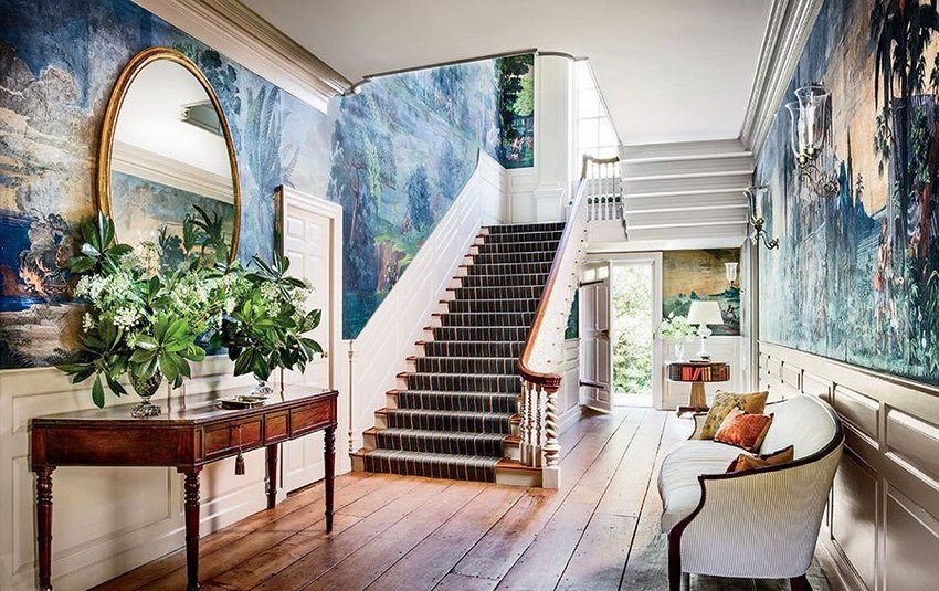 I lobbyen til et privat hus ble veggmalerier brukt til veggdekorasjon som imiterte maling med maling I lobbyen til et privat hus ble veggmalerier brukt til veggdekorasjon som imiterte maling med maling