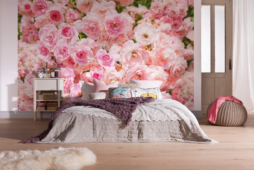 I det indre av soverommet er det bedre å bruke lyse farger som beige eller rosa. I det indre av soverommet er det bedre å bruke lyse farger som beige eller rosa.