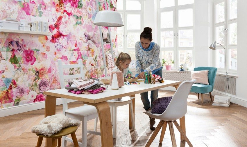 Lyse fotomalerier i stuen er harmonisk kombinert med snøhvite vegger og lyse møbler Lyse fotomalerier i stuen er harmonisk kombinert med snøhvite vegger og lyse møbler