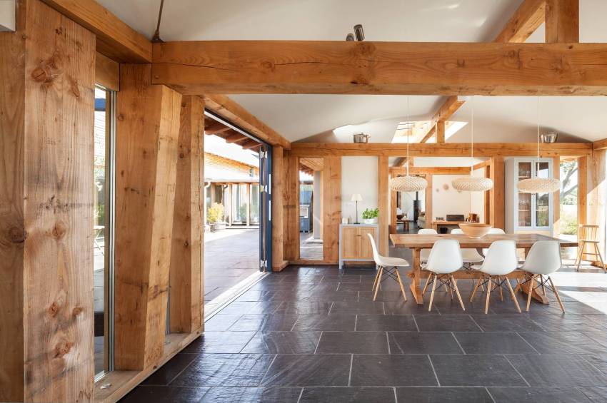 הבית מעוצב בעץ טבעי ובחומרי גימור מודרניים הבית מעוצב בעץ טבעי ובחומרי גימור מודרניים