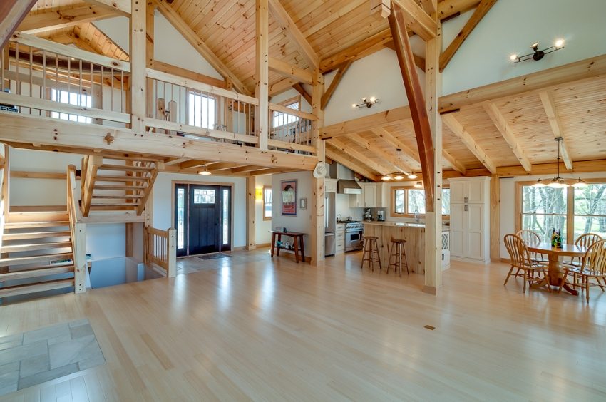 עץ למינציה מודבק ולוח גבס שימשו לקישוט קירות הבית. עץ למינציה מודבק ולוח גבס שימשו לקישוט קירות הבית.