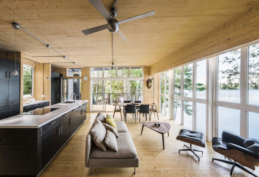 מטבח-סלון של בית עץ מבר עשוי בסגנון מודרני מטבח-סלון של בית עץ מבר עשוי בסגנון מודרני
