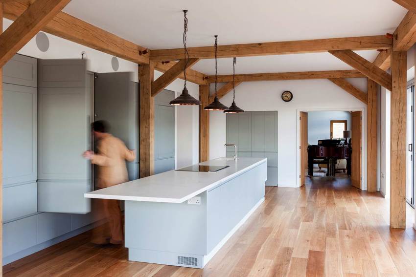 שילוב מוצלח בפנים סקנדינבי של גוונים בהירים ועץ טבעי שילוב מוצלח בפנים סקנדינבי של גוונים בהירים ועץ טבעי