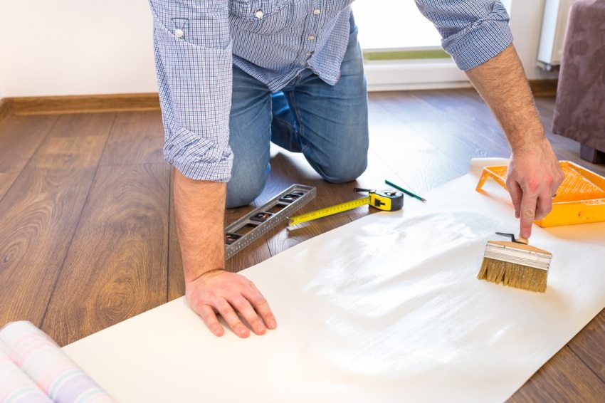 Bruk lim på tapet med en bred børste Bruk lim på tapet med en bred børste