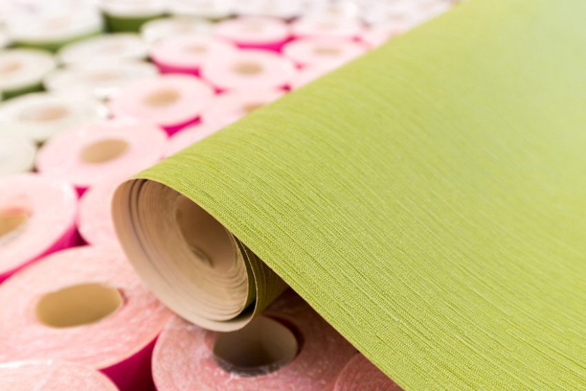 Fordelen med tapet på ikke-vevd basis er at du ikke trenger å bruke lim på lerretet, men bare på veggene Fordelen med tapet på ikke-vevd basis er at du ikke trenger å bruke lim på lerretet, men bare på veggene