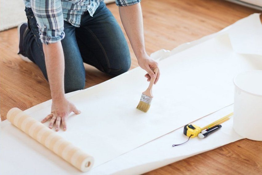 Tørketiden til tapetet avhenger av mengden lim som påføres Tørketiden til tapetet avhenger av mengden lim som påføres