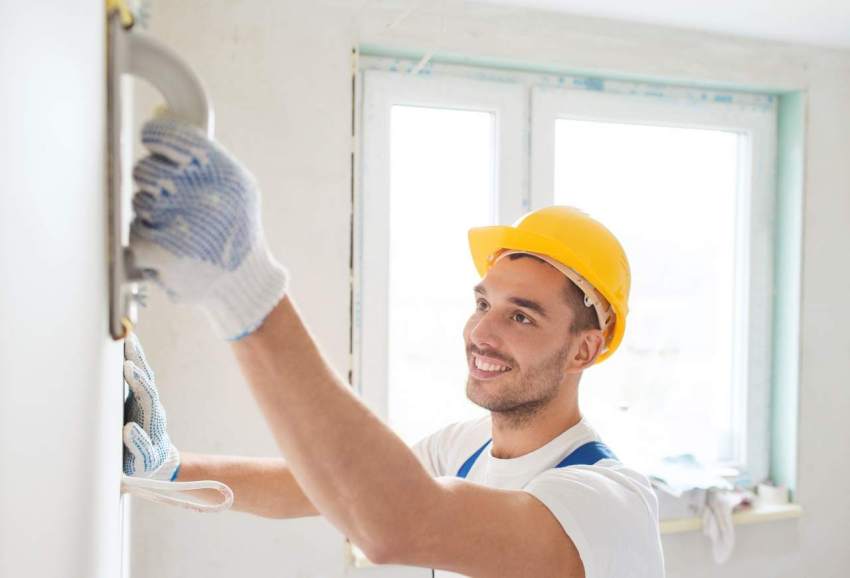 Gipsmørtel brukes til å forberede ujevne vegger Gipsmørtel brukes til å forberede ujevne vegger