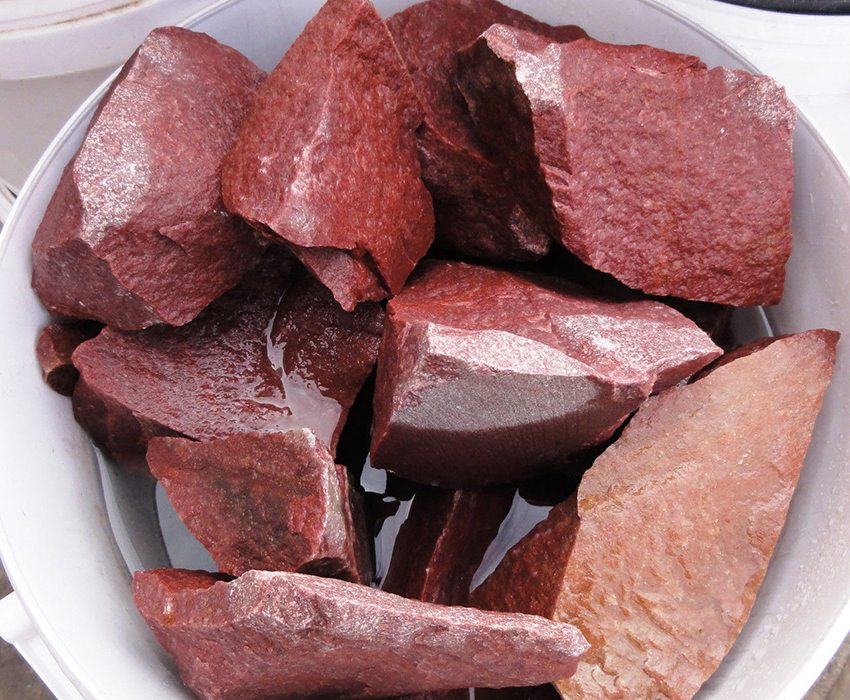 Ang Quartzite ay may isang maganda at napaka mayamang kulay, na nagpapahintulot sa ito na magamit bilang isang nangungunang bato Ang Quartzite ay may isang maganda at napaka mayamang kulay, na nagpapahintulot sa ito na magamit bilang isang nangungunang bato