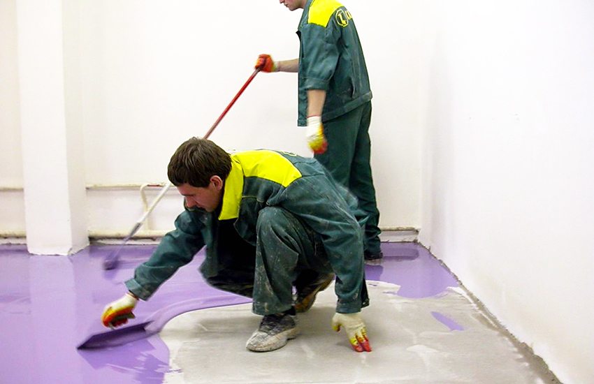 El formigó ha de ser el més pla possible per aplicar la barreja El formigó ha de ser el més pla possible per aplicar la barreja