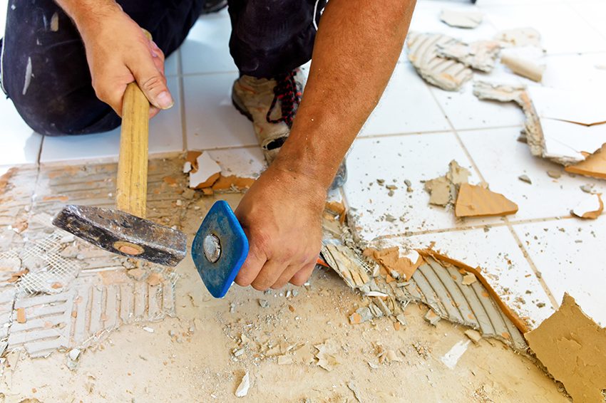 El sòl autonivellant només es pot aplicar a rajoles fermament fixades, ja que s’hauran d’eliminar totes les rajoles mal adherides El sòl autonivellant només es pot aplicar a rajoles fermament fixades, ja que s’hauran d’eliminar totes les rajoles mal adherides