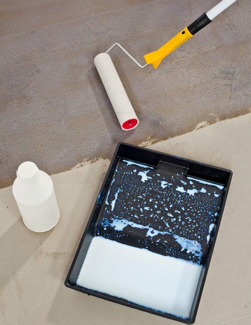 Imprimar la superfície abans d'aplicar la mescla autonivellant Imprimar la superfície abans d'aplicar la mescla autonivellant