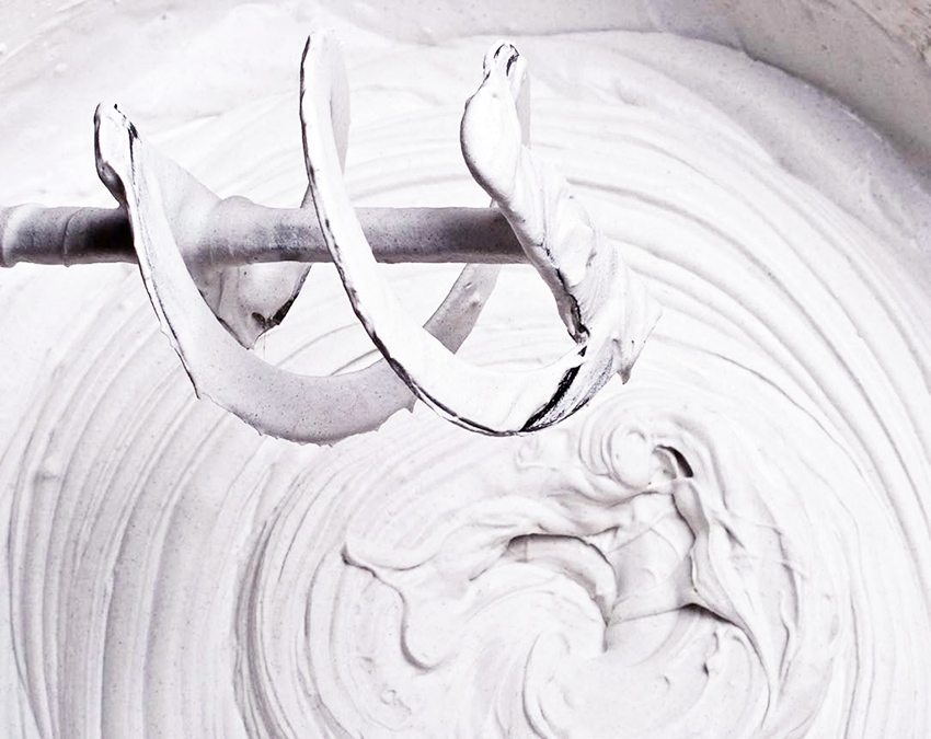 Mitjançant un mesclador de construcció, la solució s’amassa fins a obtenir la consistència desitjada Mitjançant un mesclador de construcció, la solució s’amassa fins a obtenir la consistència desitjada