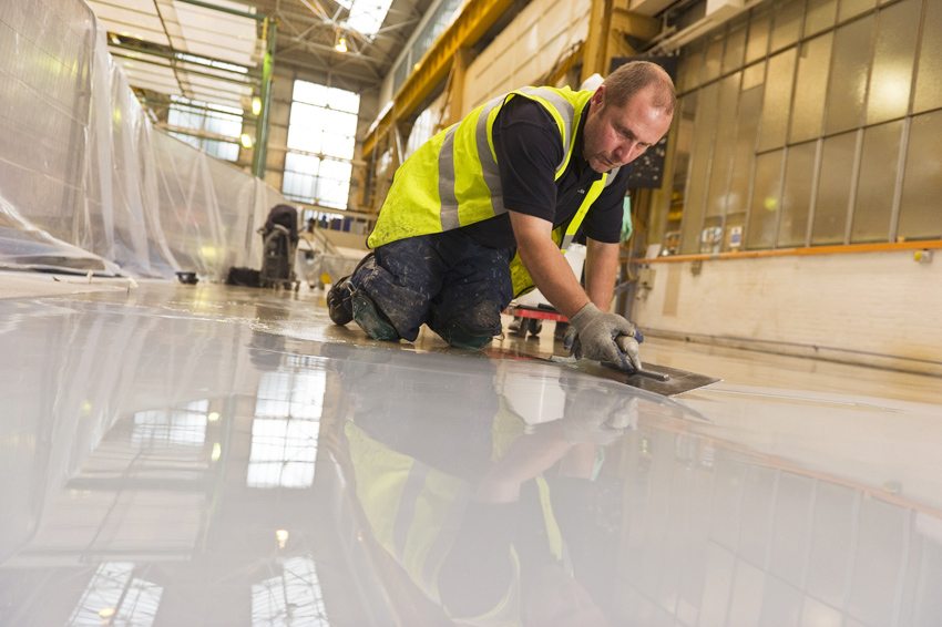 Foto 2: el terra autonivellant s’anivella amb una espàtula Foto 2: el terra autonivellant s’anivella amb una espàtula