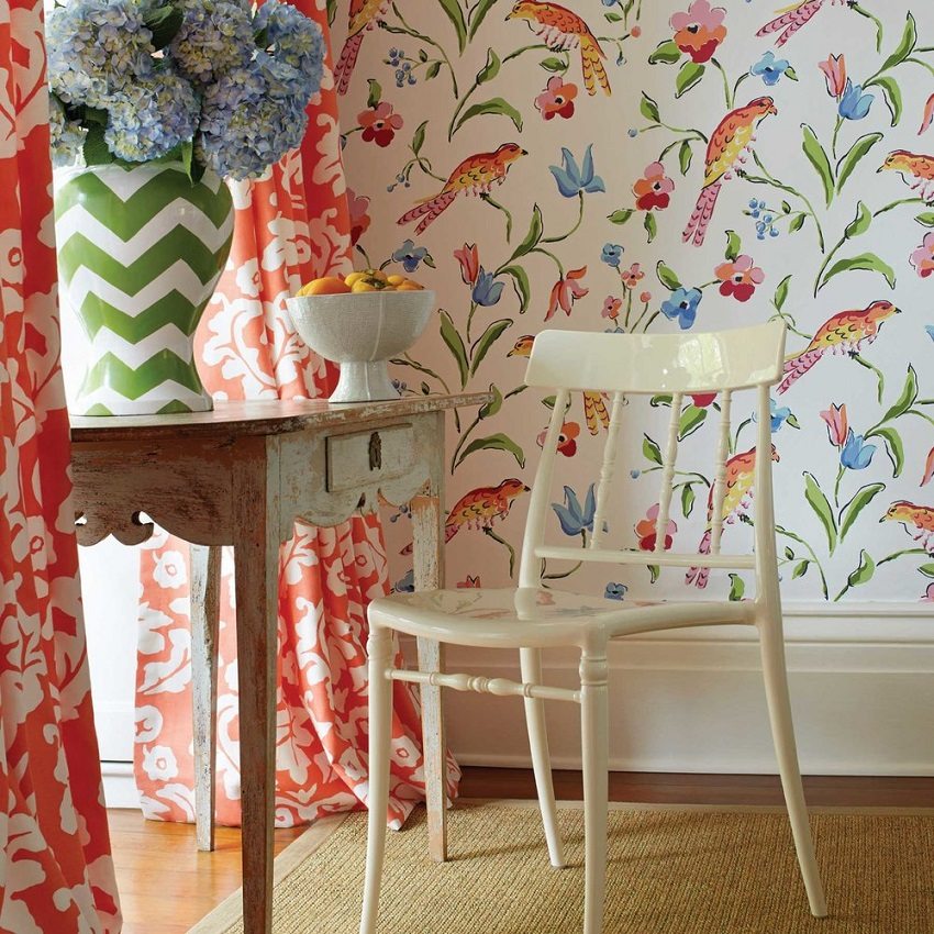 Elementele luminoase de decor evidențiază schema de culori a tapetului Elementele luminoase de decor evidențiază schema de culori a tapetului