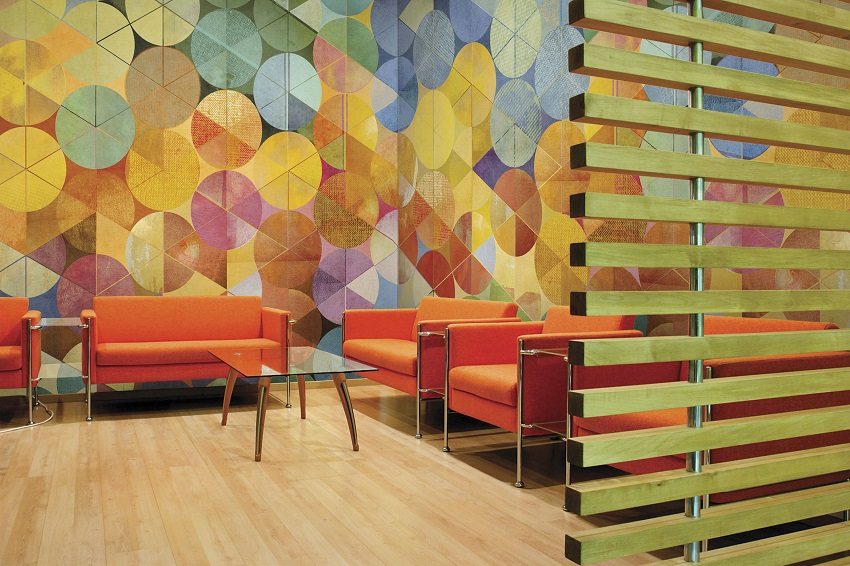 Tapetul cu fundal pestriț va ajuta la ascunderea unor defecte în suprafața peretelui Tapetul cu fundal pestriț va ajuta la ascunderea unor defecte în suprafața peretelui