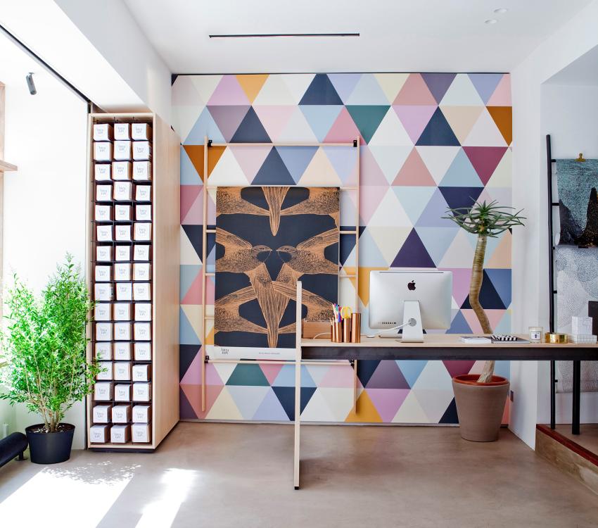 Unul dintre pereții camerei este decorat cu tapet cu un imprimeu geometric luminos. Unul dintre pereții camerei este decorat cu tapet cu un imprimeu geometric luminos.