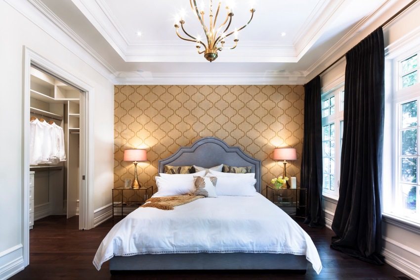 Tapet cu relief de aur în designul dormitorului Tapet cu relief de aur în designul dormitorului