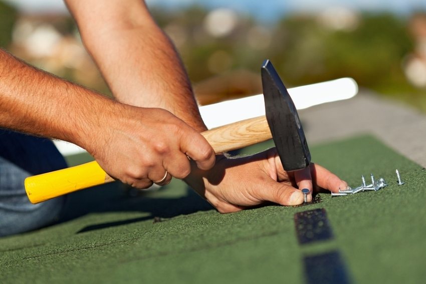 Installasjon av bituminøse fliser forårsaker ingen spesielle vanskeligheter Installasjon av bituminøse fliser forårsaker ingen spesielle vanskeligheter