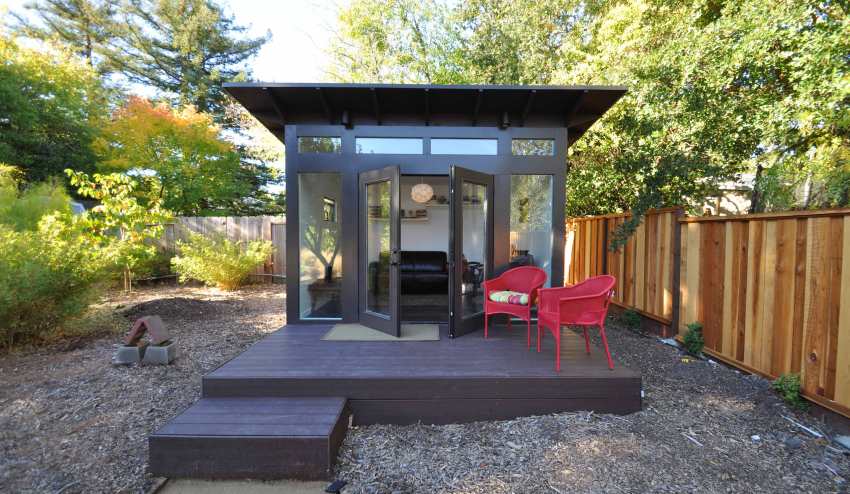 Enkelt skråtak bygget for et lysthus i hagen Enkelt skråtak bygget for et lysthus i hagen