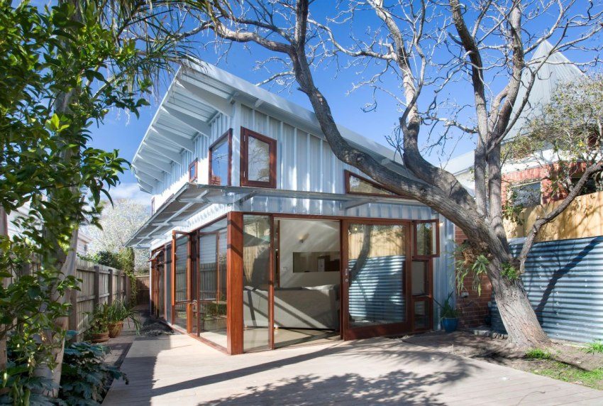 Skjultak laget av bølgepapp i et lite hus i 1,5 etasjer Skjultak laget av bølgepapp i et lite hus i 1,5 etasjer