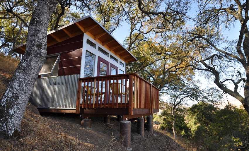 Vọng lâu khép kín với kiểu mái dốc, được xây dựng trên sườn dốc Vọng lâu khép kín với kiểu mái dốc, được xây dựng trên sườn dốc