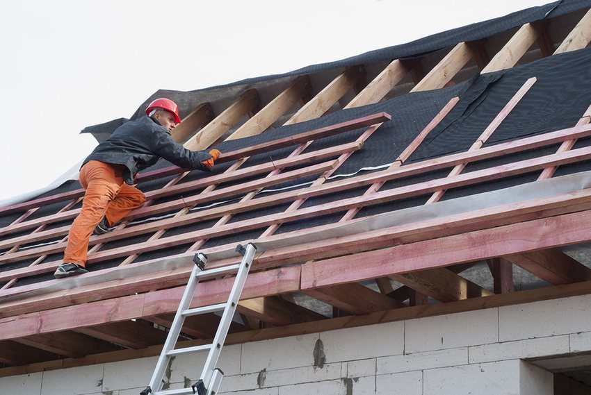 Tự xây dựng một mái nhà kho. Bước 4: Gắn các thanh chắn Tự xây dựng một mái nhà kho. Bước 4: Gắn các thanh chắn