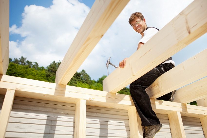 Tự xây dựng một mái nhà kho. Bước 3: Lắp đặt dầm sàn và chân kèo Tự xây dựng một mái nhà kho. Bước 3: Lắp đặt dầm sàn và chân kèo