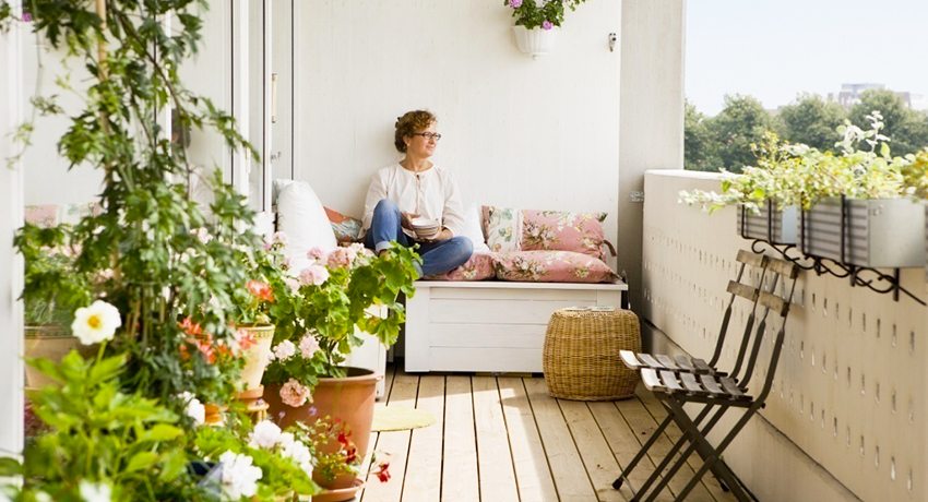 Откритата лоджия е чудесно място за почивка с чаша чай Декориране на лоджията: интересни идеи, снимки и препоръки за създаване на дизайн