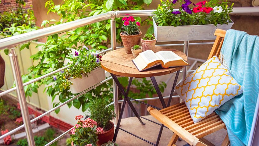 Комбинацията от дървени мебели и цъфтящи растения потапя в приятна атмосфера Комбинацията от дървени мебели и цъфтящи растения потапя в приятна атмосфера