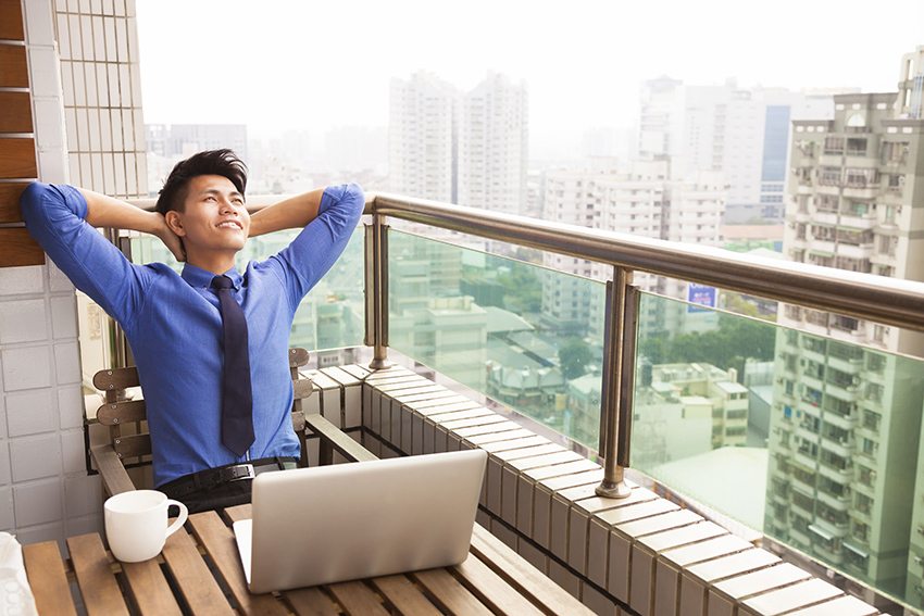 Импровизираното проучване на открит балкон увеличава производителността с постоянен приток на чист въздух Импровизираното проучване на открит балкон увеличава производителността с постоянен приток на чист въздух