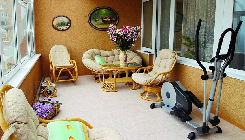 Просторна лоджия със симулатор и мебели за отдих Просторна лоджия със симулатор и мебели за отдих