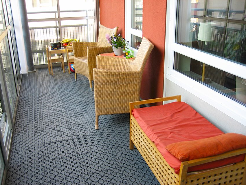 Комбинира се добре с ярка декоративна мазилка по стени и орнаментирани плочки като настилка Комбинира се добре с ярка декоративна мазилка по стени и орнаментирани плочки като настилка