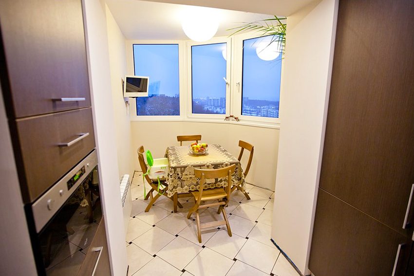 Присъединяването на лоджията към кухнята създава просторно и функционално пространство Присъединяването на лоджията към кухнята създава просторно и функционално пространство