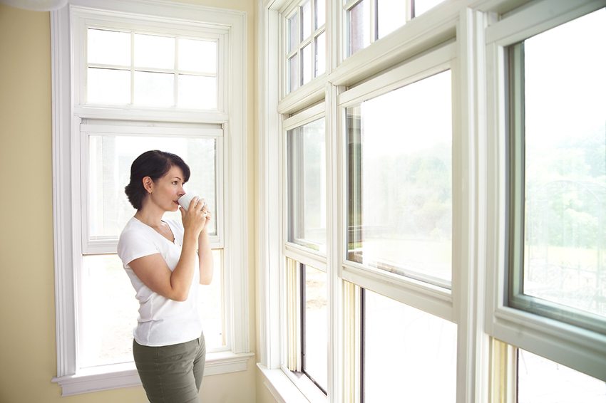 Висококачественото остъкляване на лоджията ще осигури защита от атмосферни и атмосферни влияния Висококачественото остъкляване на лоджията ще осигури защита от атмосферни и атмосферни влияния