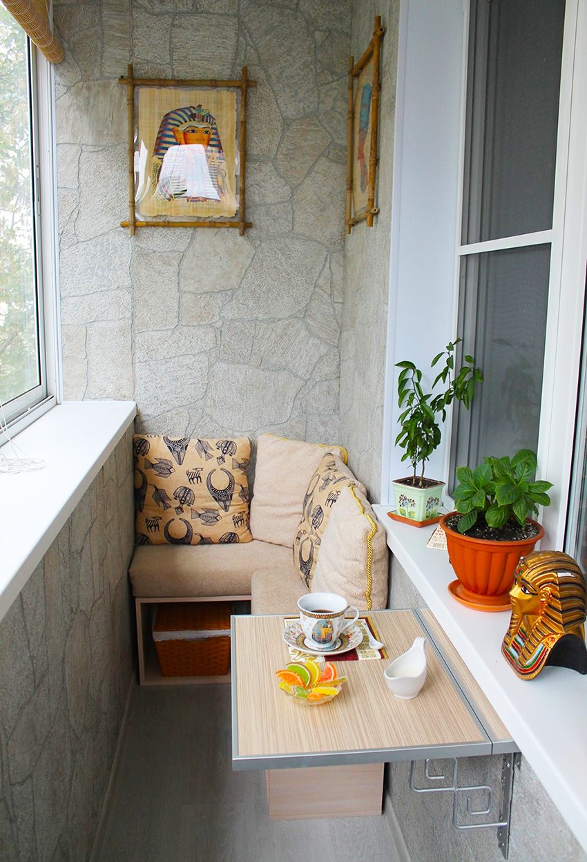 Лоджия с каменно покритие и удобен кът за сядане Лоджия с каменно покритие и удобен кът за сядане