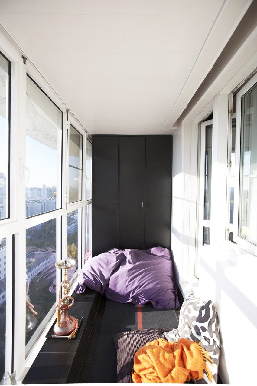 Практично покритие с черни плочки и бели PVC панели на стената и тавана Практично покритие с черни плочки и бели PVC панели на стената и тавана