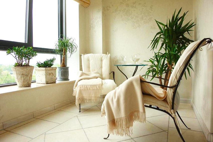 Плочките често се използват за декорация на пода на лоджията, тъй като е устойчив на влага и температурни промени Плочките често се използват за декорация на пода на лоджията, тъй като е устойчив на влага и температурни промени