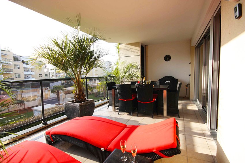 Лоджия с достатъчно пространство по цялата стена Лоджия с достатъчно пространство по цялата стена