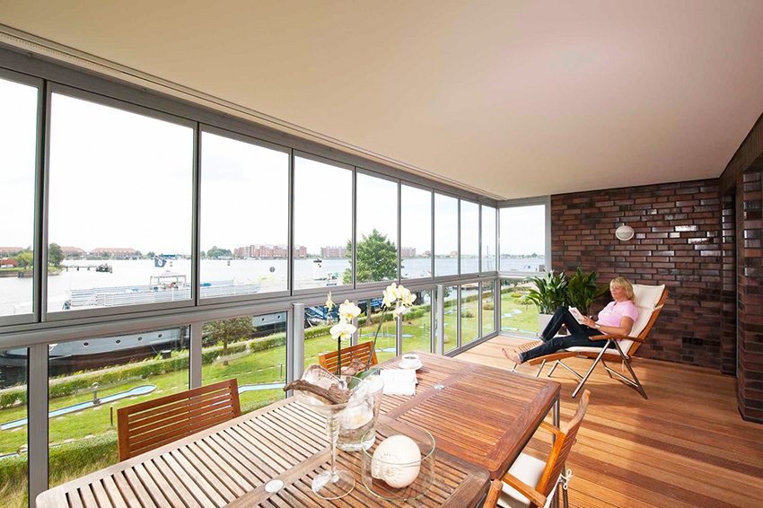 Достатъчно пространство ви позволява да използвате лоджията като пълноценна стая Достатъчно пространство ви позволява да използвате лоджията като пълноценна стая