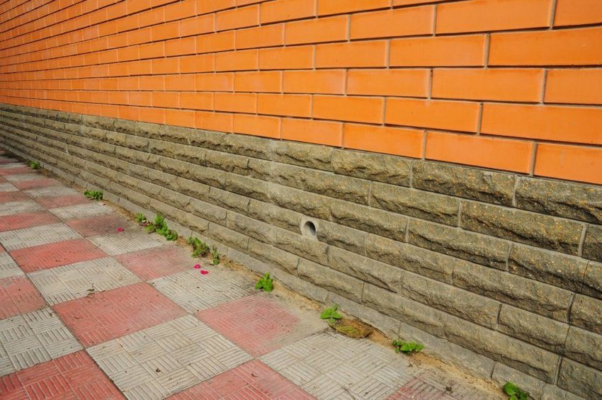 พื้นที่ตาบอดรอบบ้านส่วนตัวสร้างด้วยคอนกรีตและปูกระเบื้อง